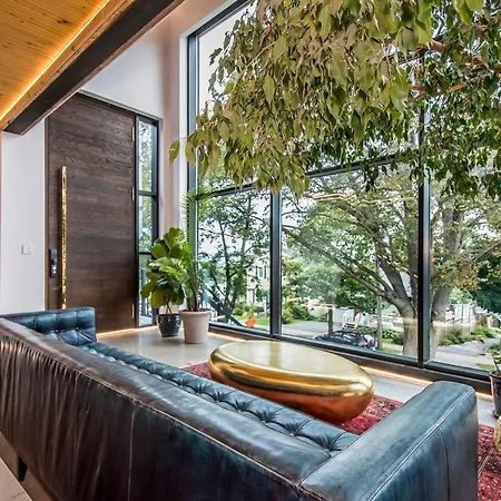 The Halifax Rooftop - Cozy Spa B&B-3
